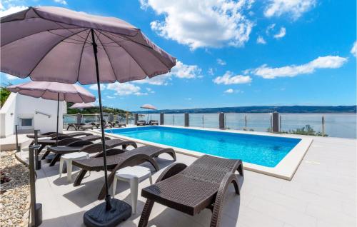 Bazén v ubytování Apartment Jesenice With Sea View Ii nebo v jeho okolí
