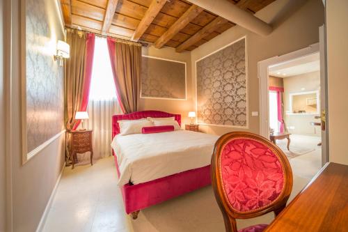1 dormitorio con 1 cama, mesa y sillas en Lady Capulet Apartments, en Verona