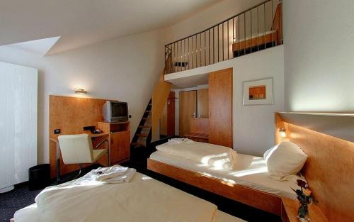 Un pat sau paturi într-o cameră la Hotel Gasthof Groß