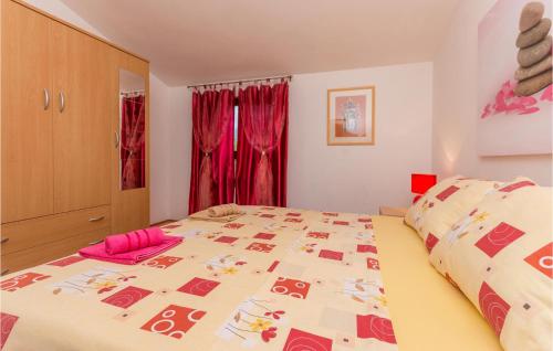 a bedroom with a large bed with pink sheets at Cozy Apartment In Krusevo With Wifi in Anić