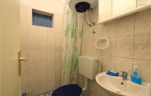 W łazience znajduje się umywalka, toaleta i prysznic. w obiekcie 1 Bedroom Awesome Apartment In Pula w Puli