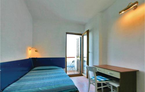 Ліжко або ліжка в номері Beautiful Apartment In Okrug Donji With House Sea View