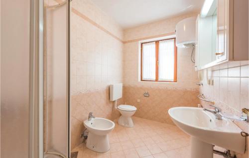 uma casa de banho com um WC e um lavatório em Gorgeous Apartment In Rabac With Kitchen em Rabac