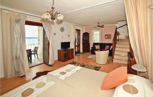 Sala de estar con cama y vistas al océano en 1 Bedroom Amazing Apartment In Okrug Gornji en Trogir