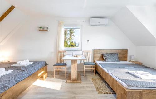 Postel nebo postele na pokoji v ubytování Awesome Home In Smiljan With Sauna