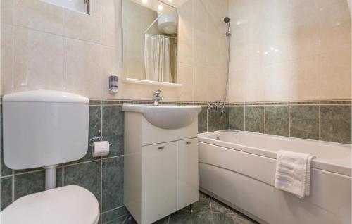 Koupelna v ubytování Stunning Apartment In Makarska With Wifi