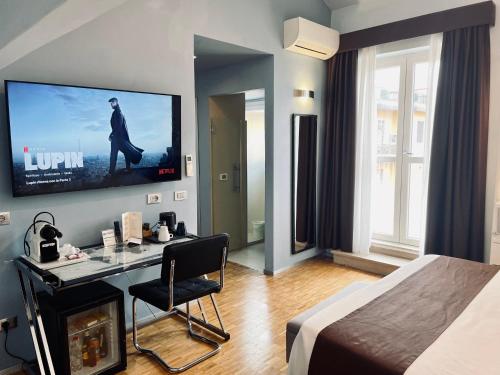 ein Hotelzimmer mit einem Bett und einem TV an der Wand in der Unterkunft Hotel Orcagna in Florenz
