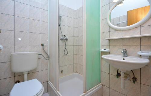 A bathroom at Beautiful Apartment In Vrboska With Kitchenette