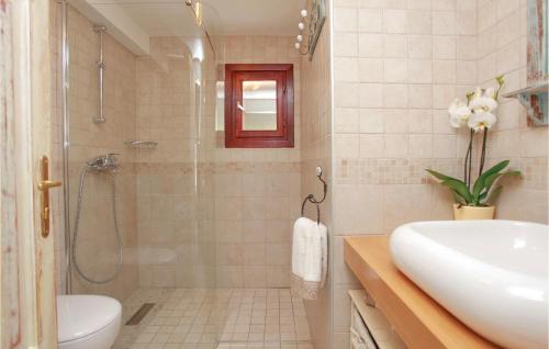 Koupelna v ubytování Beautiful Home In Prizba With Wifi