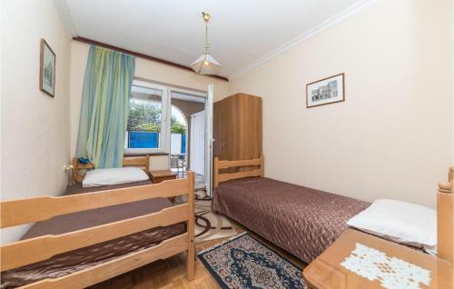 - une chambre avec 2 lits superposés et une fenêtre dans l'établissement Nice Apartment In Okrug Gornji With Wifi, à Trogir