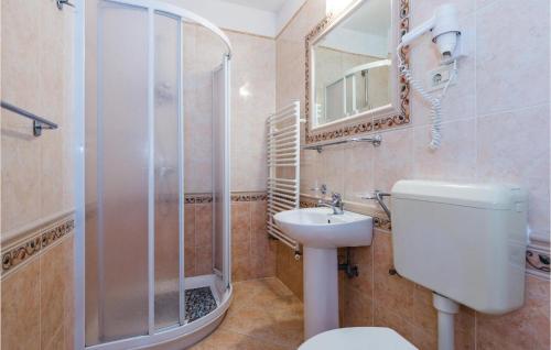 ห้องน้ำของ Nice Apartment In Moscenicka Draga With Outdoor Swimming Pool