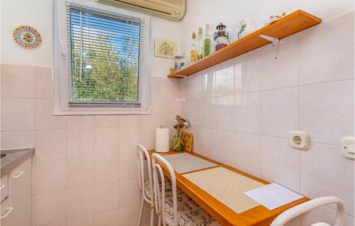 1 Bedroom Beautiful Apartment In Linardici 주방 또는 간이 주방