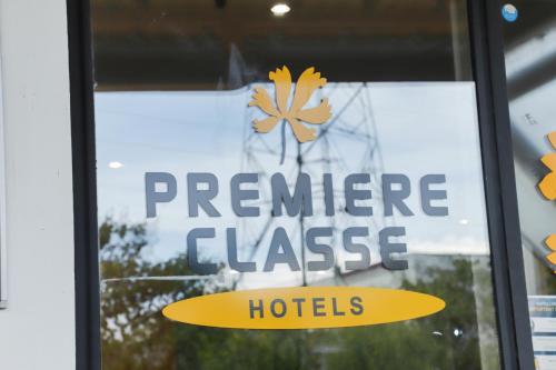 Premiere Classe Troyes Sud - Parc St Thibault - Buchèresに飾ってある許可証、賞状、看板またはその他の書類