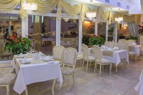 Belarus Hotel tesisinde bir restoran veya yemek mekanı