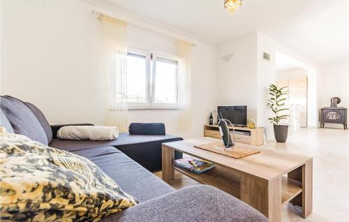 salon z kanapą i stołem w obiekcie Two-Bedroom Holiday Home In Medulin w Medulinie