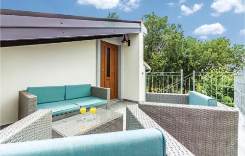 patio z 2 krzesłami i stołem z napojami w obiekcie Two-Bedroom Holiday Home In Medulin w Medulinie