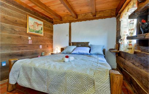 En eller flere senge i et værelse på Gorgeous Home In Martinkovec With Sauna