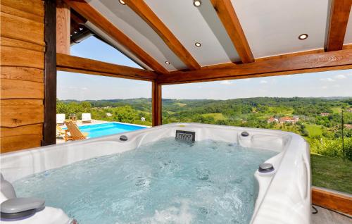 a hot tub in a house with a view at Gorgeous Home In Martinkovec With Sauna in Jarki Horvatićevi