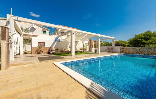 Stunning Apartment In Vir With Kitchen