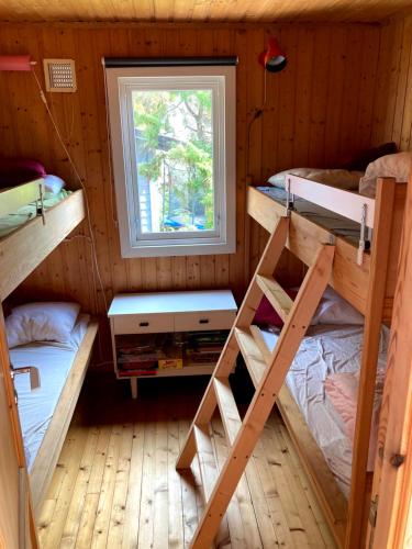 Dviaukštė lova arba lovos apgyvendinimo įstaigoje Bergen/Sotra:Waterfront cabin(s).Boat.Fish.Jacuzzi