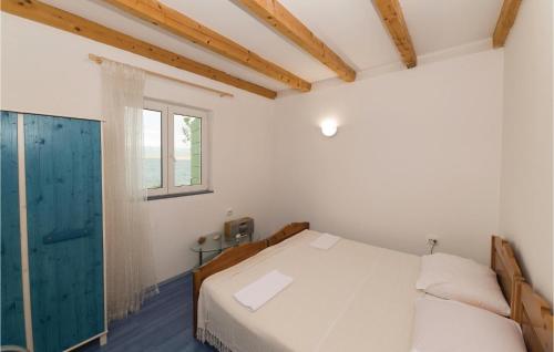 ein Schlafzimmer mit einem weißen Bett und einer blauen Tür in der Unterkunft Awesome Home In Vir With 3 Bedrooms And Wifi in Vir