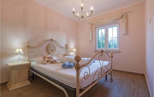 a bedroom with a bed and a chandelier at Beautiful Apartment In Pula With 3 Bedrooms And Wifi in Pula
