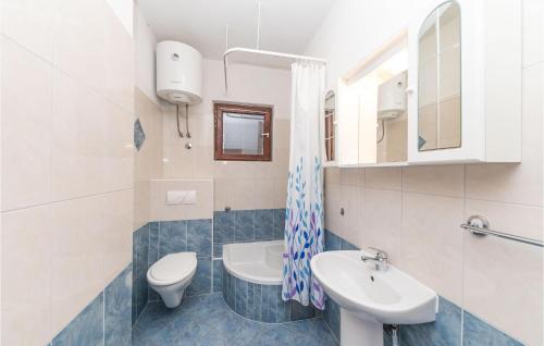 Koupelna v ubytování Cozy Apartment In Okrug Donji With Kitchen
