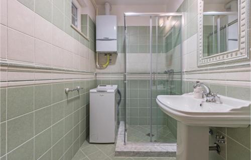 a bathroom with a sink and a mirror at Beautiful Apartment In Pula With 3 Bedrooms And Wifi in Pula