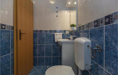 Vannas istaba naktsmītnē 1 Bedroom Stunning Apartment In Makarska