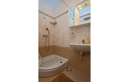 Kupatilo u objektu Awesome Apartment In Vodnjan With House Sea View