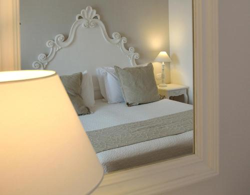 a bedroom with a bed and a mirror at Villa Romana Hotel & Spa in Minori