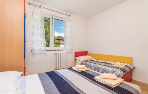 Llit o llits en una habitació de Stunning Apartment In Lovran With Kitchen