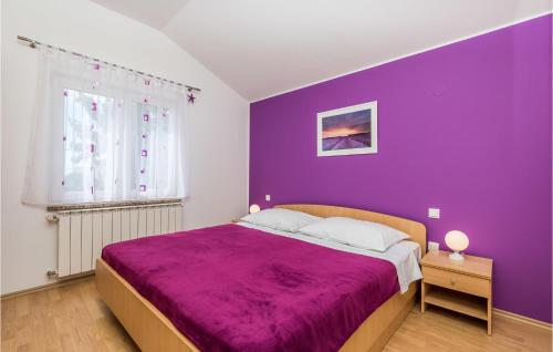 Tempat tidur dalam kamar di 2 Bedroom Beautiful Apartment In Rukavac