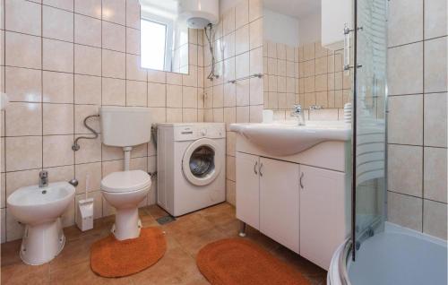Kupatilo u objektu Amazing Apartment In Visnjan With Wifi