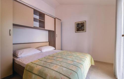 een slaapkamer met een bed in een kamer bij Stunning Home In Fazana With Kitchen in Fažana