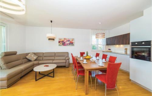 Kuchyň nebo kuchyňský kout v ubytování Apartment Kastel Gomilica With Sea View I