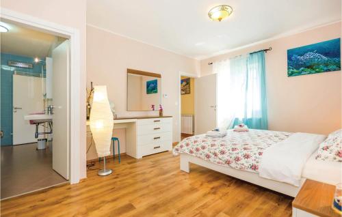 En eller flere senger på et rom på 3 Bedroom Lovely Home In Bregi