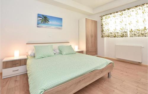 מיטה או מיטות בחדר ב-Gorgeous Apartment In Seget Donji With Kitchen