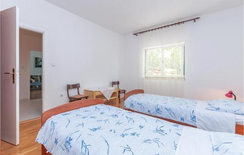Säng eller sängar i ett rum på 2 Bedroom Gorgeous Apartment In Raslina