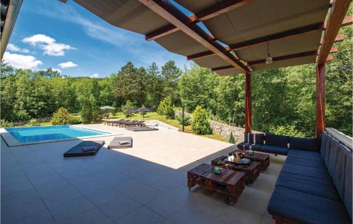 un patio al aire libre con mesa y piscina en Beautiful Home In Jurdani With Wifi, en Jurdani