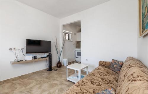 Μια τηλεόραση ή/και κέντρο ψυχαγωγίας στο Lovely Home In Cesarica