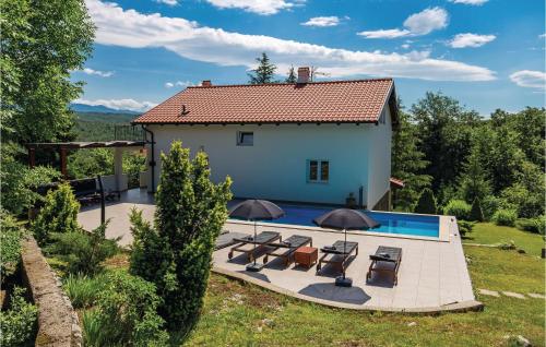 une vue extérieure d'une maison avec piscine dans l'établissement 4 Bedroom Gorgeous Home In Jurdani, à Jurdani