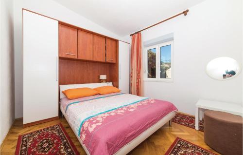 Schlafzimmer mit einem großen Bett mit einem Kopfteil aus Holz in der Unterkunft Beautiful Apartment In Vinisce With Outdoor Swimming Pool in Vinišće