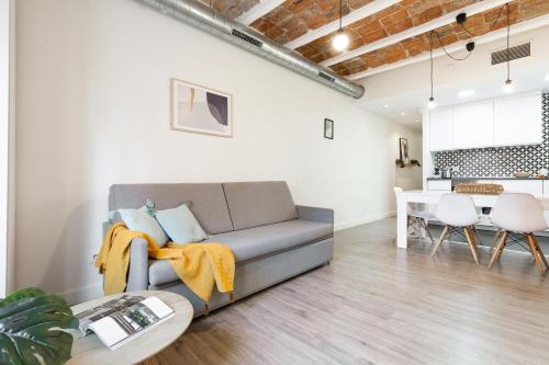 Ruang duduk di Modern Catalan Apartments by Olala Homes