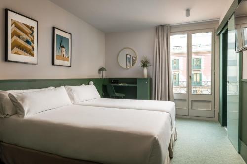 Un dormitorio con una gran cama blanca y una ventana en BYPILLOW Mothern, en Barcelona