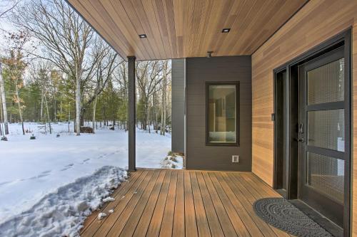 Modern-Chic Interlochen Home with Deck and Game Room! v zimě