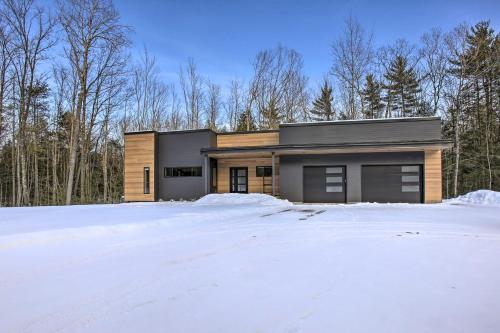 Modern-Chic Interlochen Home with Deck and Game Room! v zimě