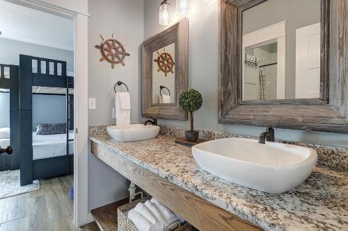 阿蘭薩斯港的住宿－Aqua Meridian MC12，浴室设有2个水槽和2面镜子