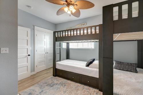 阿蘭薩斯港的住宿－Aqua Meridian MC12，一间卧室配有一张双层床和吊扇
