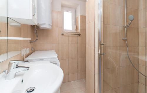 Een badkamer bij Awesome Home In Zadar With 2 Bedrooms And Wifi